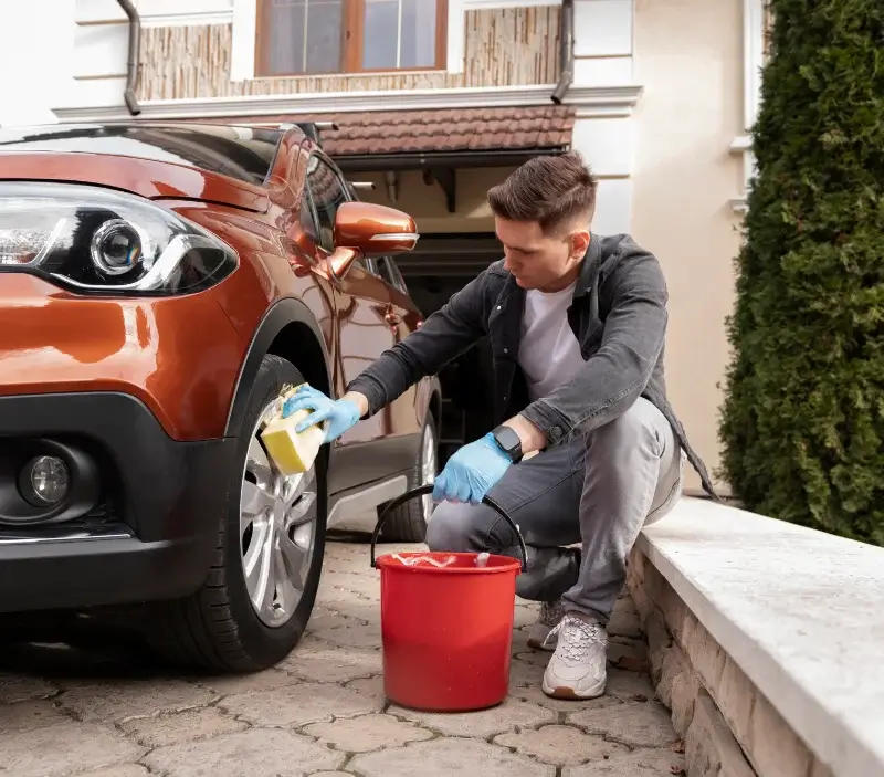 Lavage auto à domicile Marcillac-Saint-Quentin : professionnel intervenant sur un véhicule